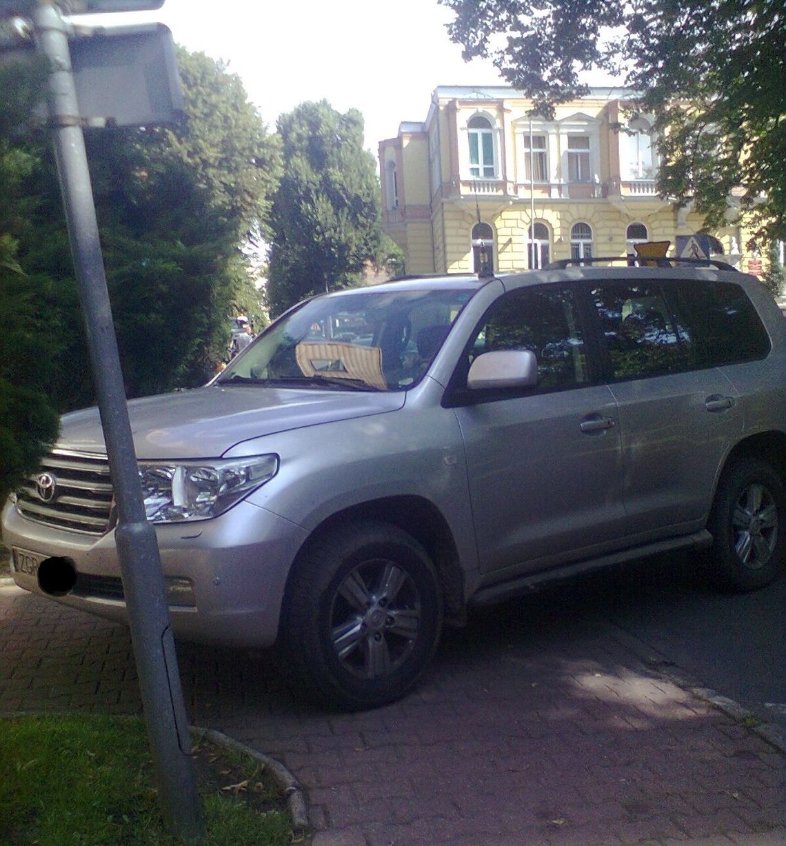 Chodnikowy „mistrz parkowania” Chodnikowy „mistrz parkowania”