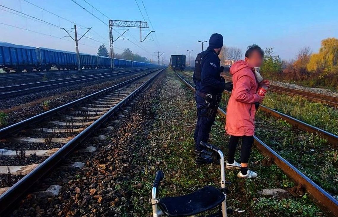 Chodziła po torach. Uratowali ją policjanci