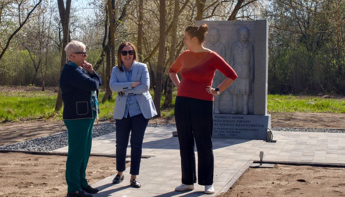 Chojna oddaje hołd więźniarkom Ravensbrück. Uroczyste odsłonięcie pomnika przy ulicy Narciarskiej