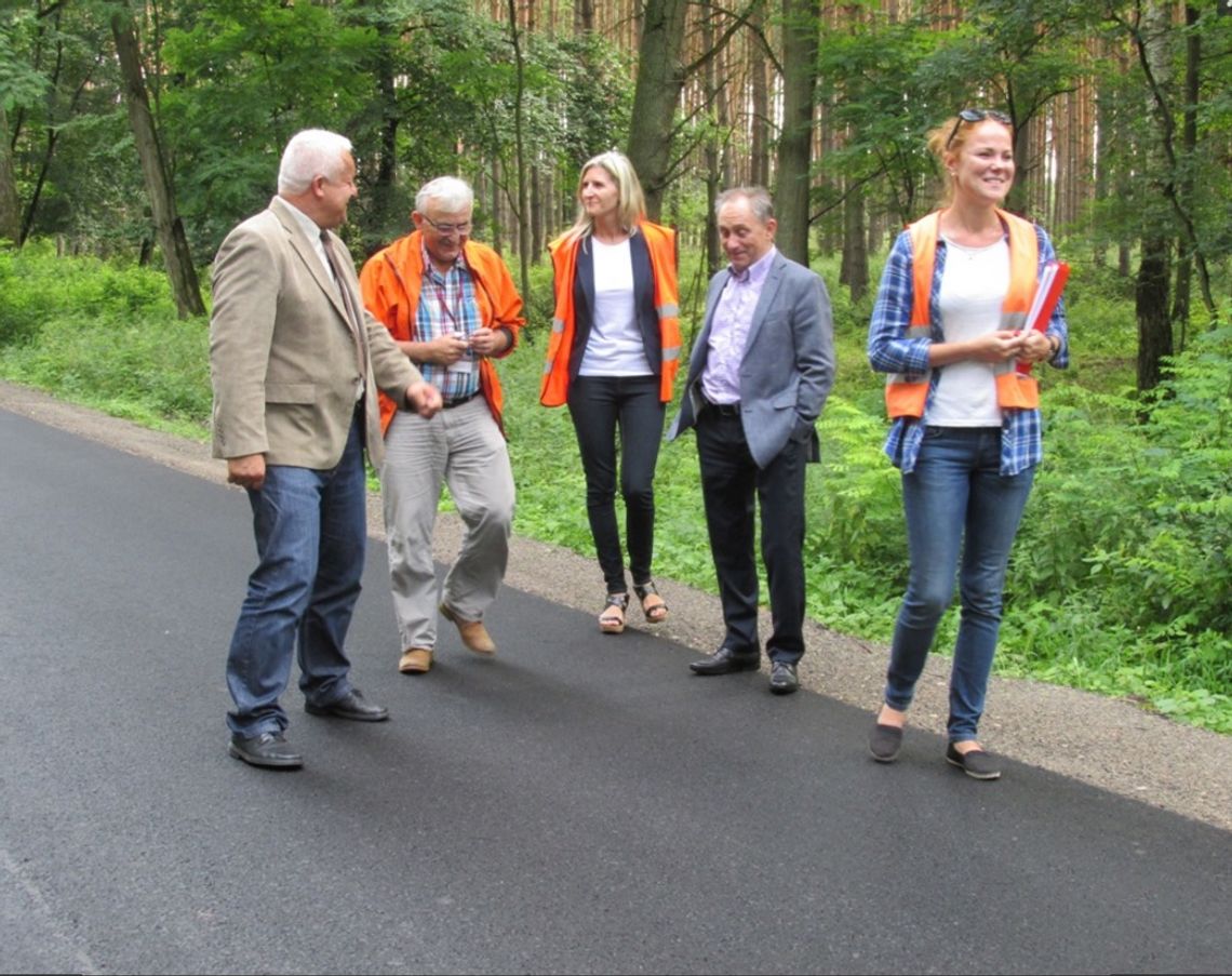 Chwalą się kolejną wyremontowaną drogą Chwalą się kolejną wyremontowaną drogą