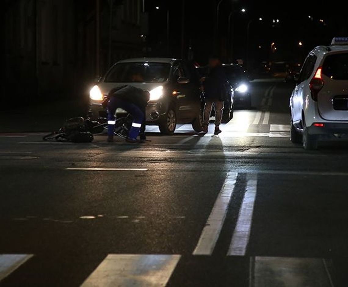 Chwila nieuwagi, która mogła kosztować życie. Potrącony rowerzysta