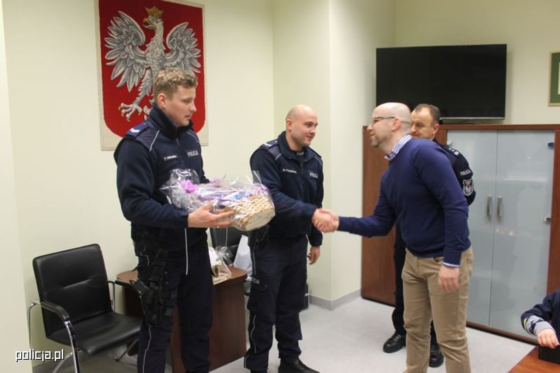 Ci policjanci pomogli rodzącej kobiecie. Na porodówkę kobieta dotarła w ostatniej chwili Ci policjanci pomogli rodzącej kobiecie. Na porodówkę kobieta dotarła w ostatniej chwili