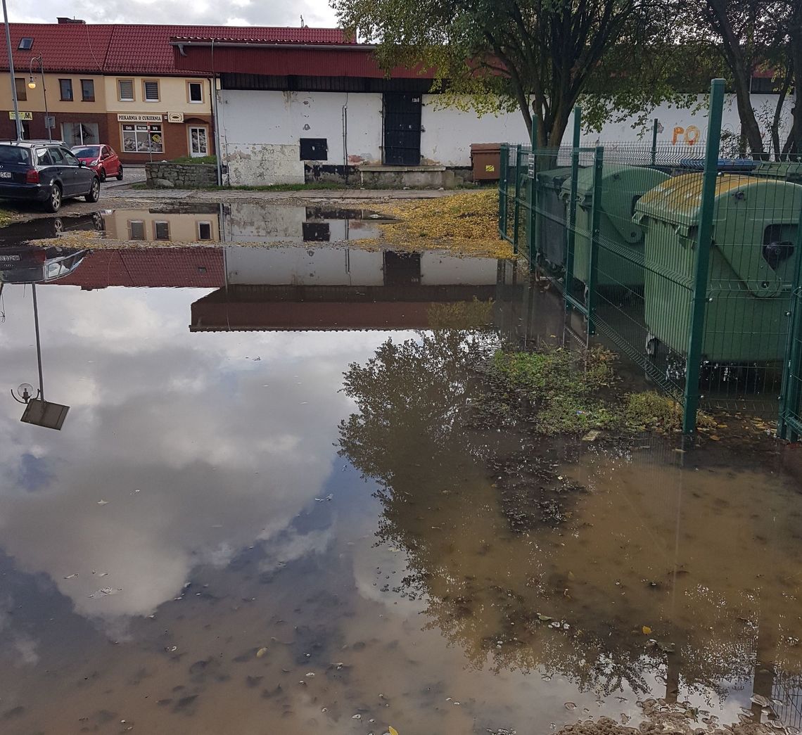 Ciągle zalewa plac przed śmietnikiem - skarży się czytelnik Ciągle zalewa plac przed śmietnikiem - skarży się czytelnik