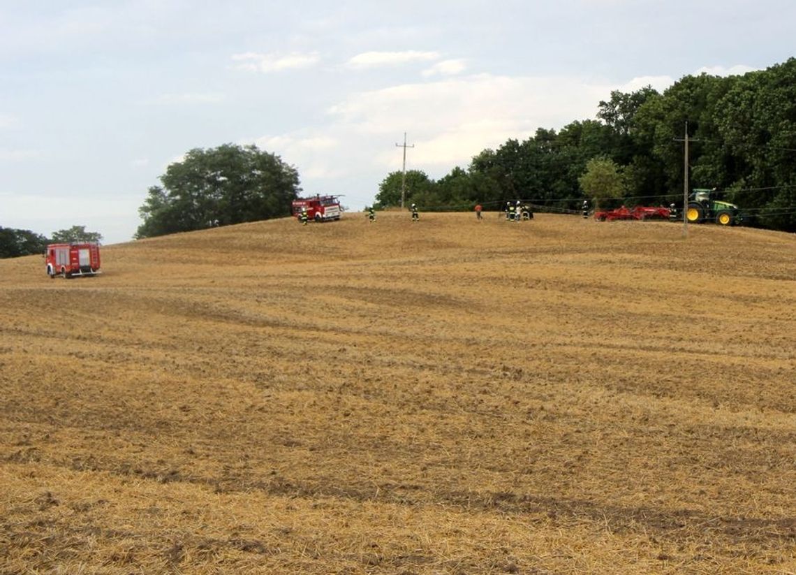 Ciągnik zaczepił o słup elektryczny. Wybuchł pożar Ciągnik zaczepił o słup elektryczny. Wybuchł pożar
