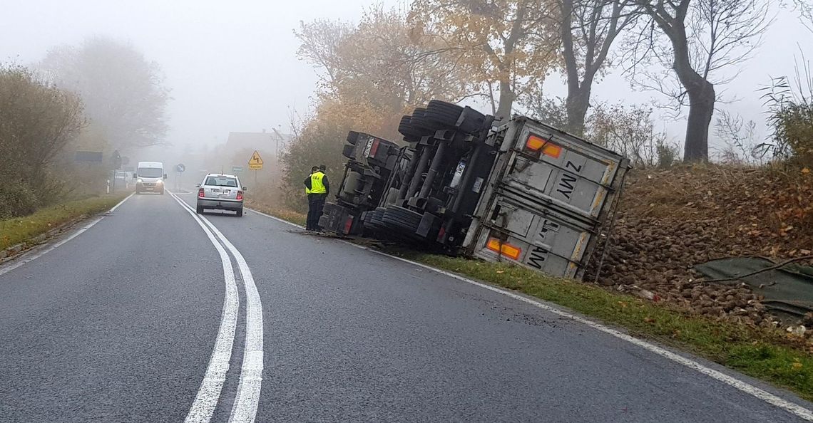 Ciężarówka przewróciła się na krętej drodze [ZDJĘCIA]