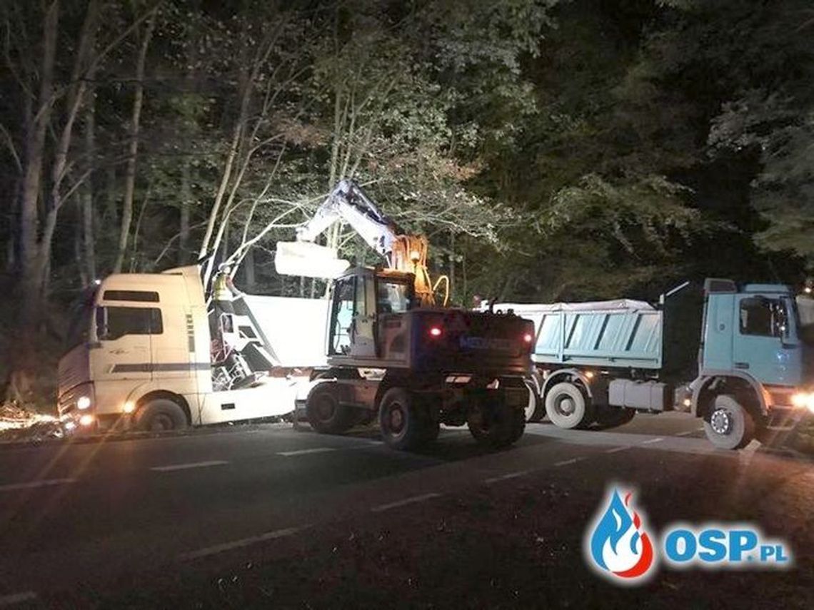 Ciężarówka wpadła do rowu [ZDJĘCIA]