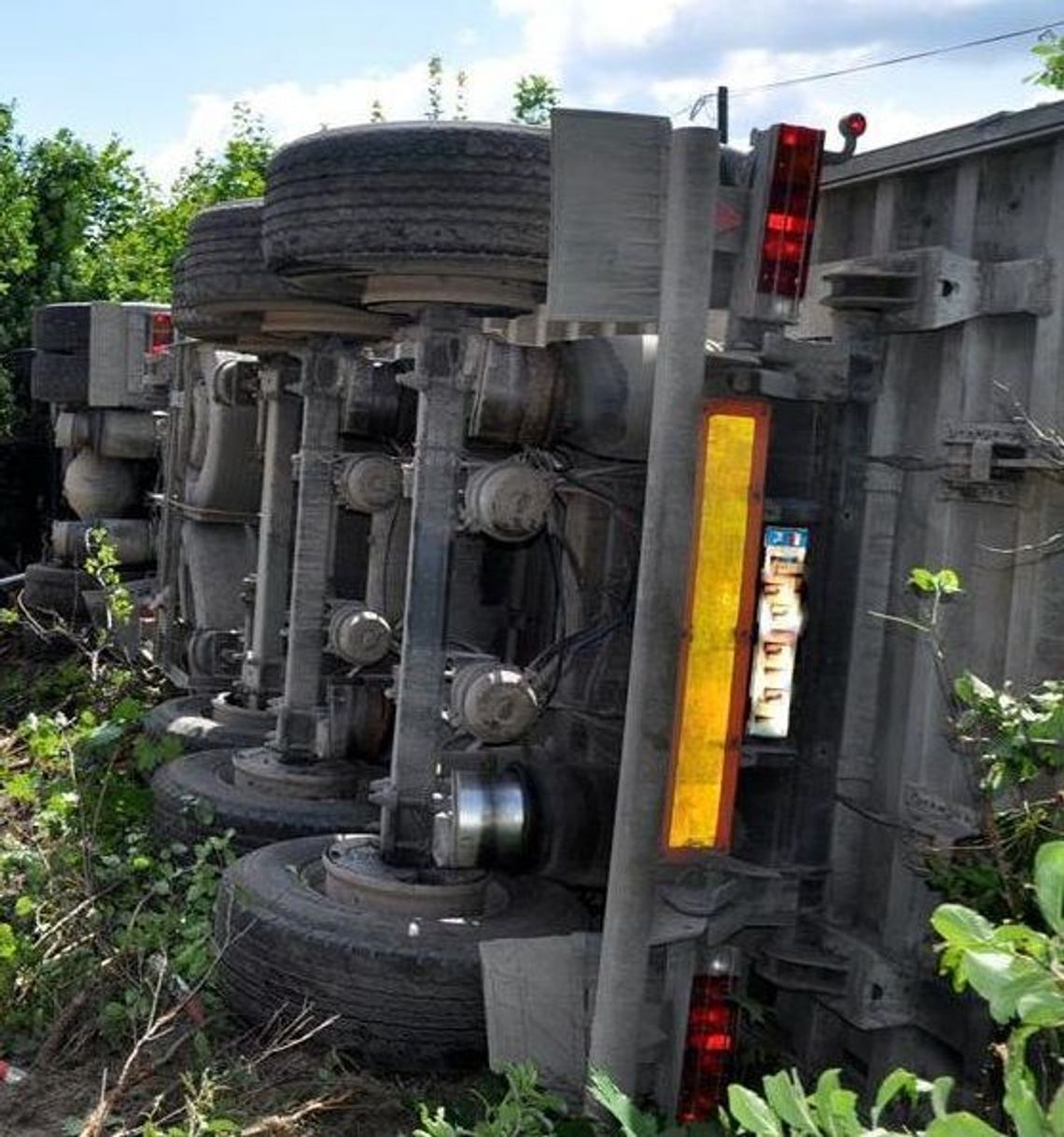 Ciężarówka wypadła z drogi Ciężarówka wypadła z drogi