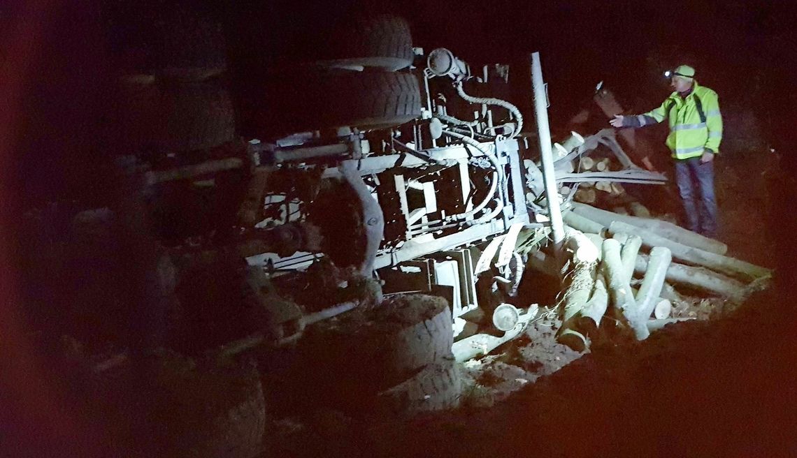 Ciężarówka z drewnem przewróciła się i wpadła do rowu Ciężarówka z drewnem przewróciła się i wpadła do rowu