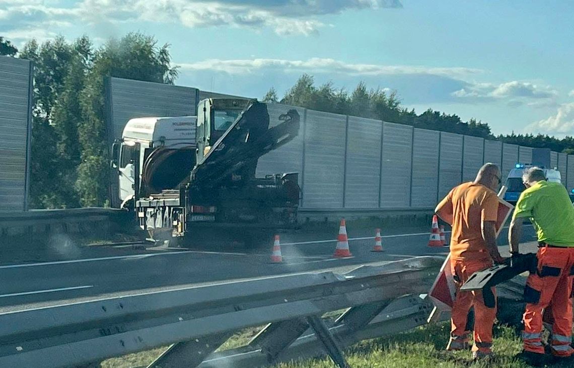 Ciężarówka zderzyła się z samochodem osobowym i przebiła bariery na drodze