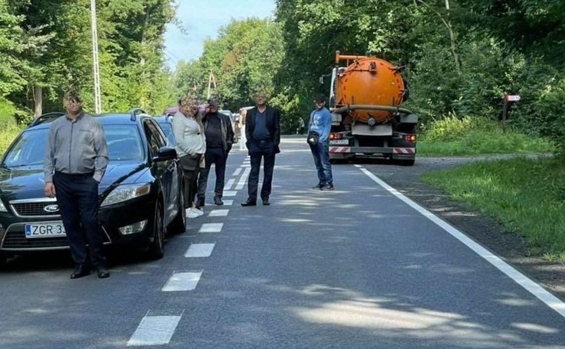 Ciężarówka zepchnęła rowerzystkę. Śmierć na drodze Ciężarówka zepchnęła rowerzystkę. Śmierć na drodze