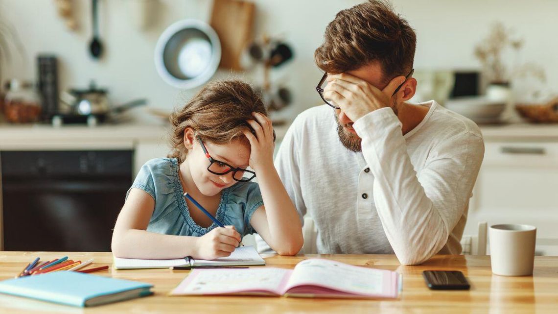 Popełniliśmy błąd komunikacyjny, bo prace domowe można zadawać. Wiceministra bije się w piersi