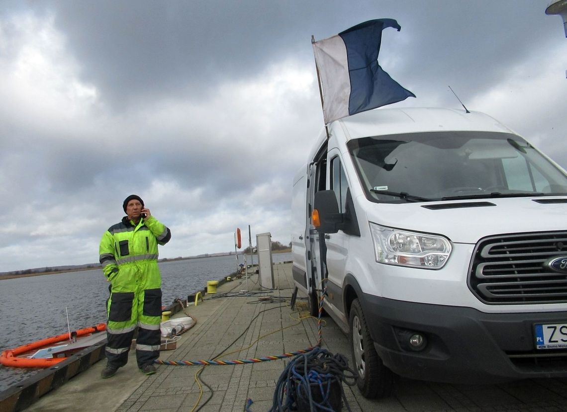 Co oznacza ta flaga obok zatopionego wraku
