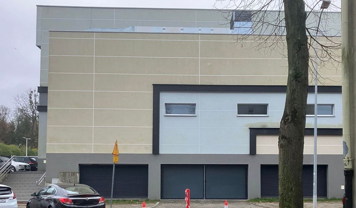 Co się dzieje z halą w Gryfinie? Co z tajemniczą bramą wjazdową do podziemnego garażu Co się dzieje z halą w Gryfinie? Co z tajemniczą bramą wjazdową do podziemnego garażu