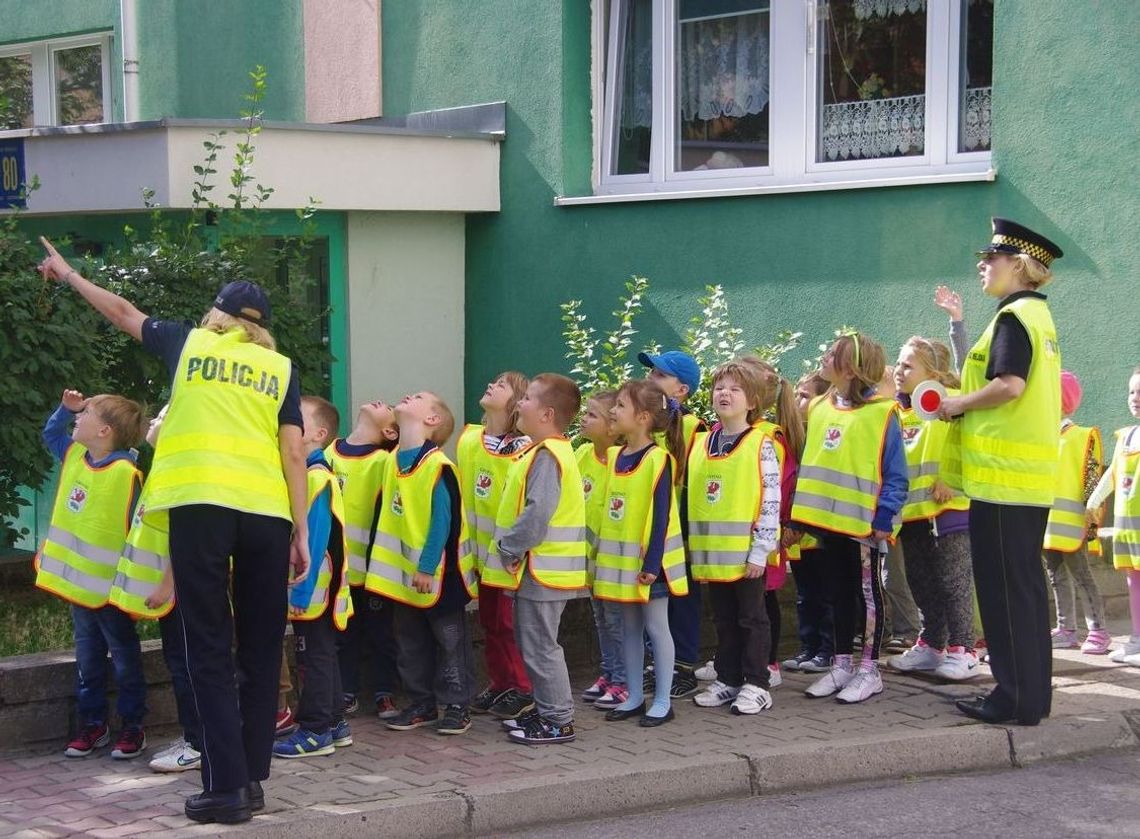 Co tak błyszczy w oddali? To ci, którzy odblaski od mundurowych dostali Co tak błyszczy w oddali? To ci, którzy odblaski od mundurowych dostali