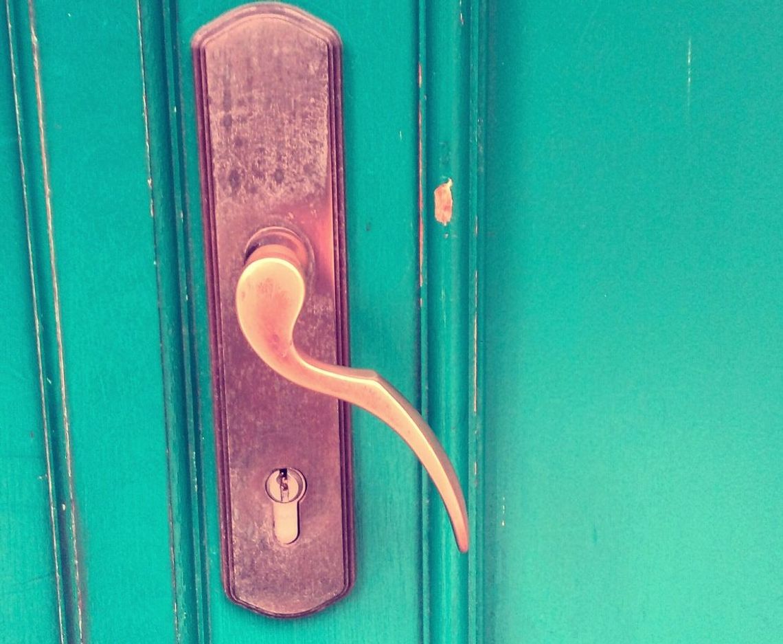 Co w urzędzie może symbolizować ta zepsuta klamka – zastanawia się czytelnik