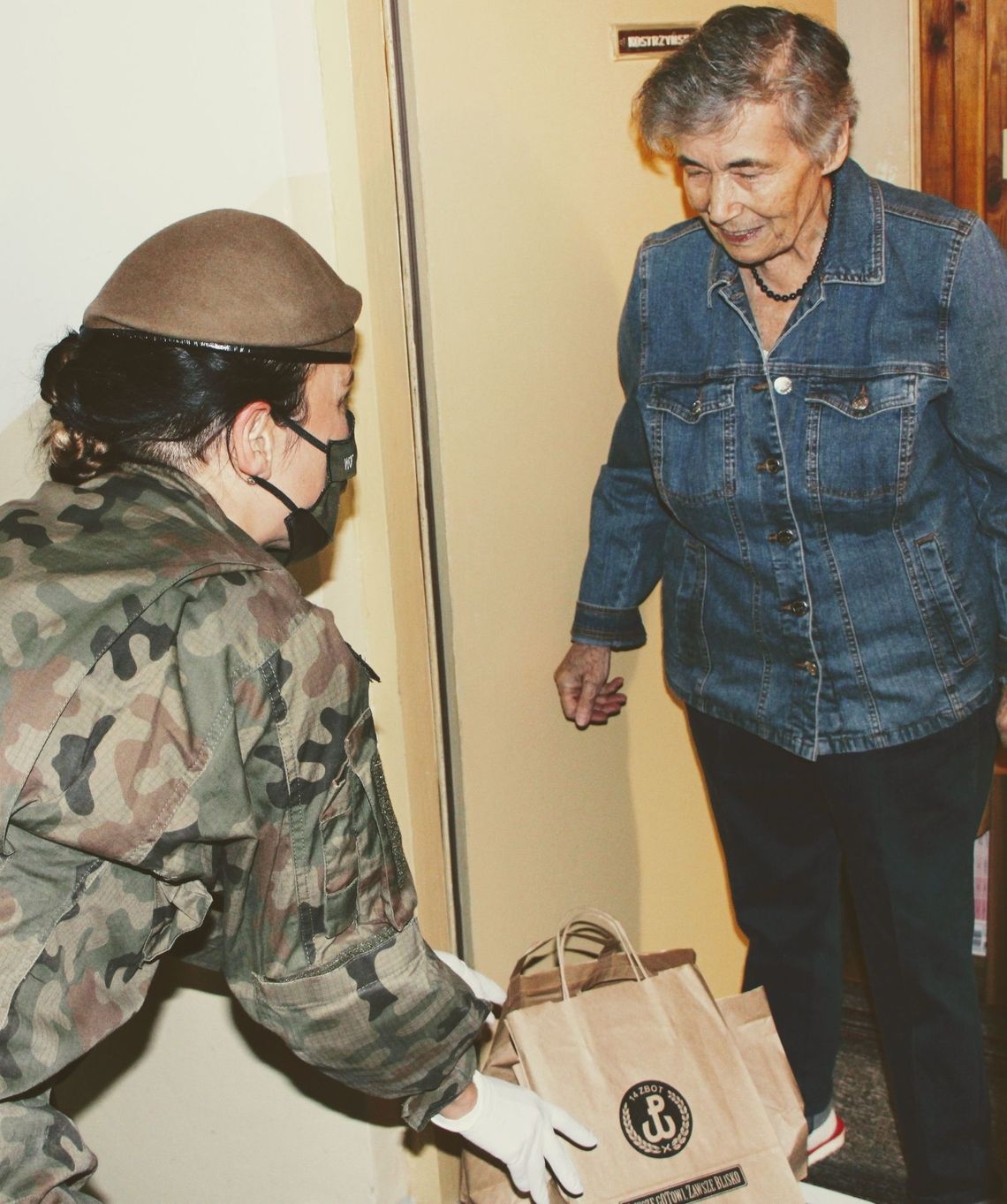 Codziennie przynoszą im ciepły obiad Codziennie przynoszą im ciepły obiad