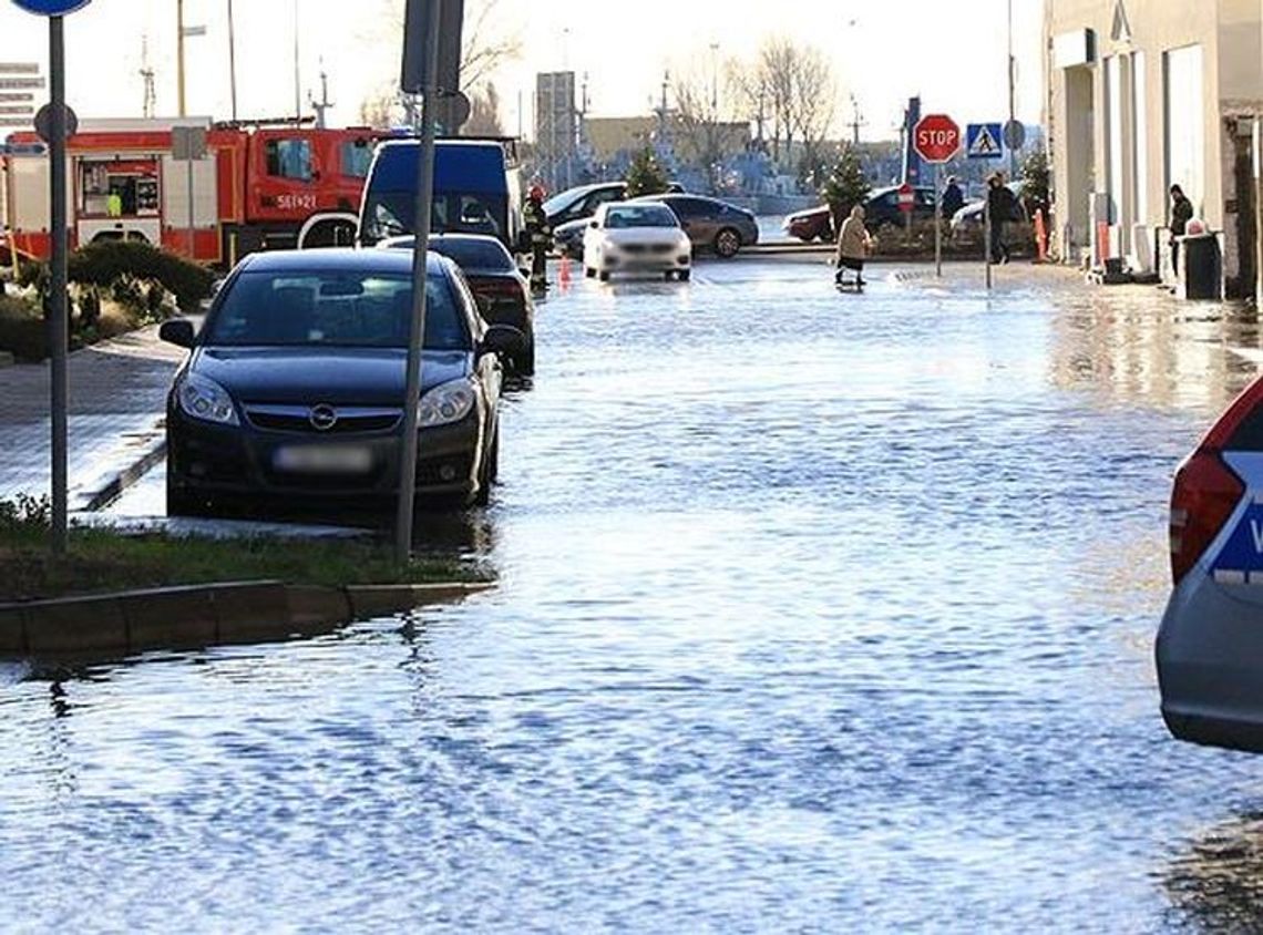 Cofka podtopiła miasto. Czy przejedziemy przez Międzyodrze? Cofka podtopiła miasto. Czy przejedziemy przez Międzyodrze?