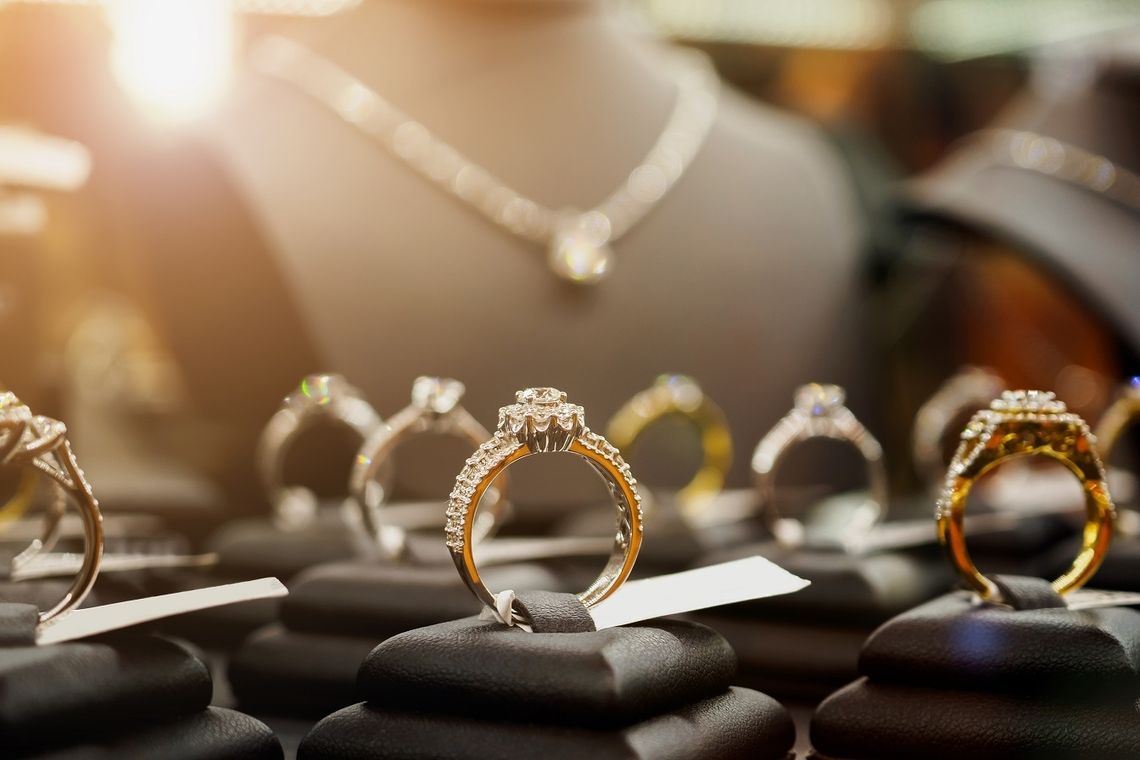 Coraz więcej biżuterii jest sprzedawana online