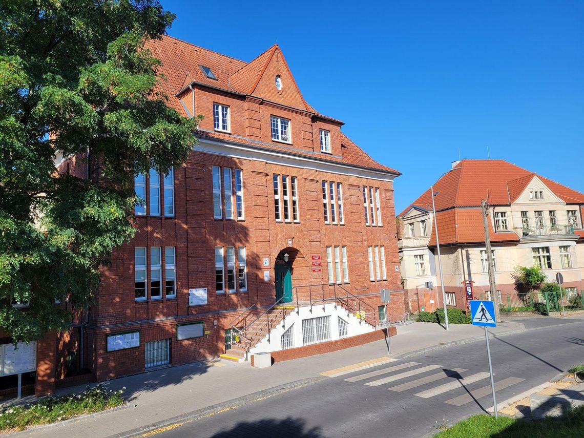 Czarny kroczący gryf na budynku starostwa powiatowego. Czyjej kasy pilnuje