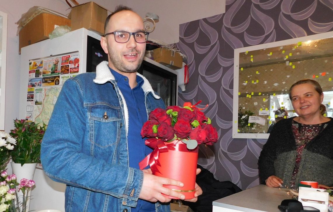 Czerwone róże i walentynkowe serduszka Czerwone róże i walentynkowe serduszka