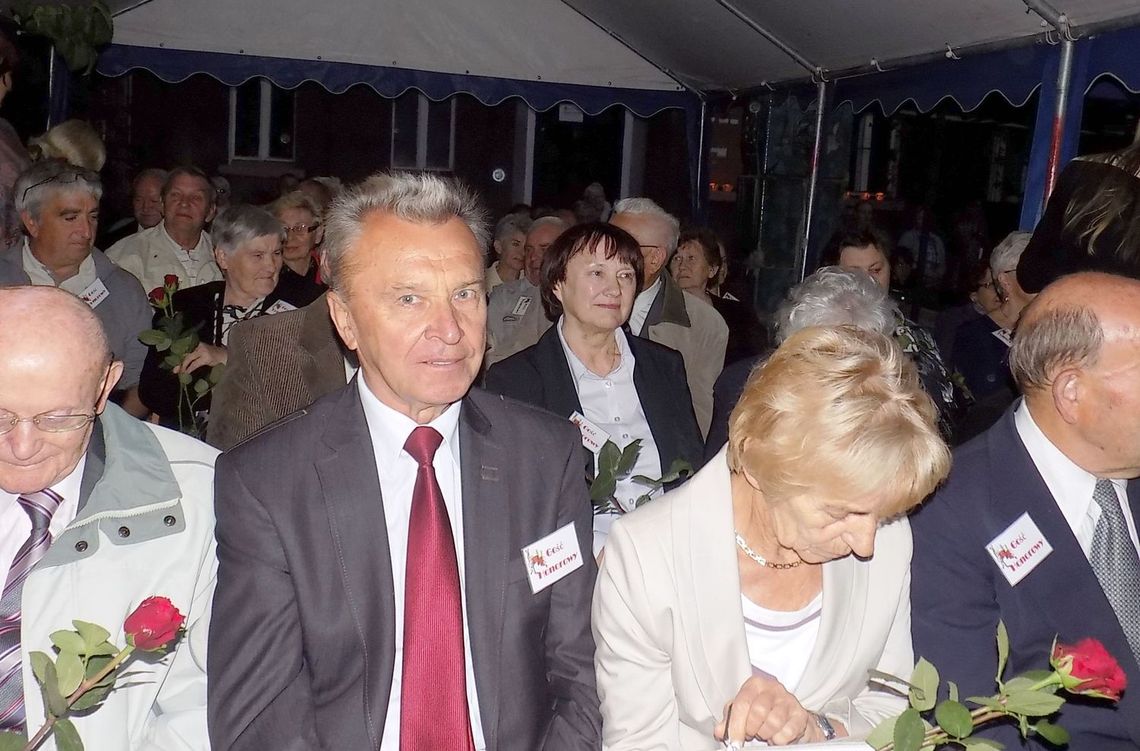 Czerwone róże jak krople krwi i ukłon złożony w podzięce Czerwone róże jak krople krwi i ukłon złożony w podzięce