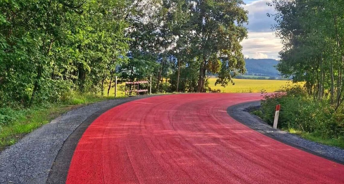 Nietypowy czerwony odcinek na drodze. Do czego służy nowa nawierzchnia i co oznacza dla kierowcy Nietypowy czerwony odcinek na drodze. Do czego służy nowa nawierzchnia i co oznacza dla kierowcy