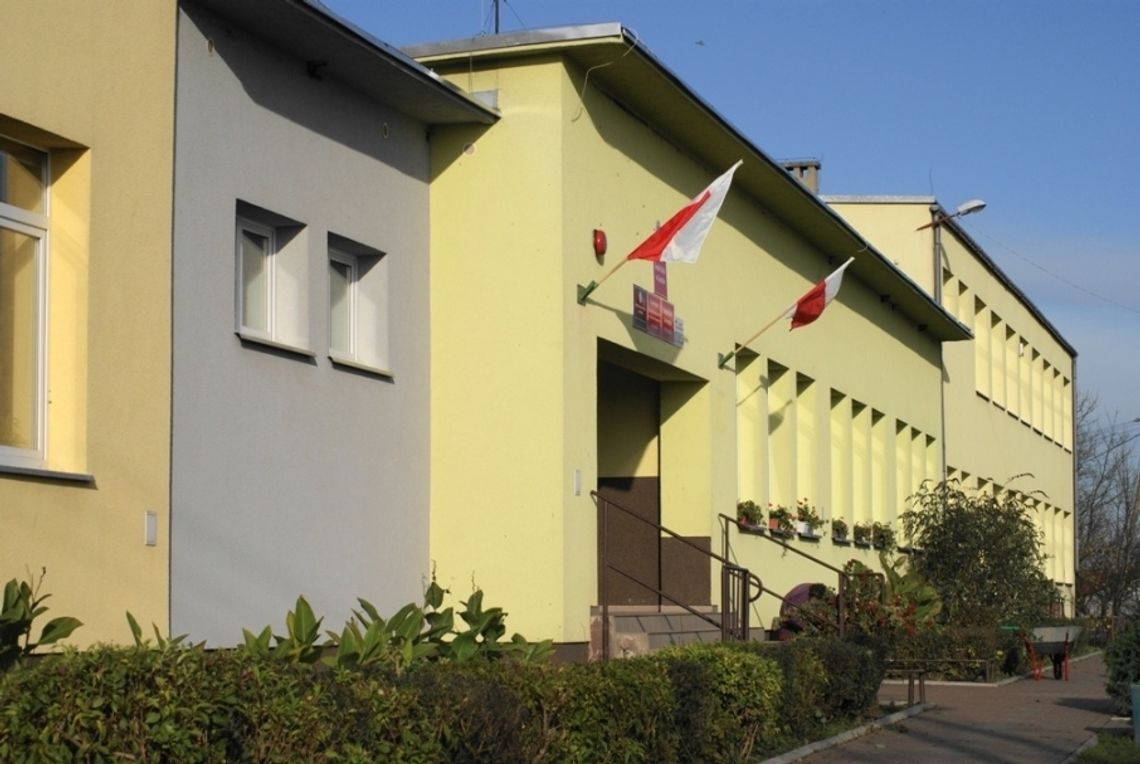 Część nauczycieli nadal strajkuje. Niektórzy zawieszają protest i wracają do pracy Część nauczycieli nadal strajkuje. Niektórzy zawieszają protest i wracają do pracy