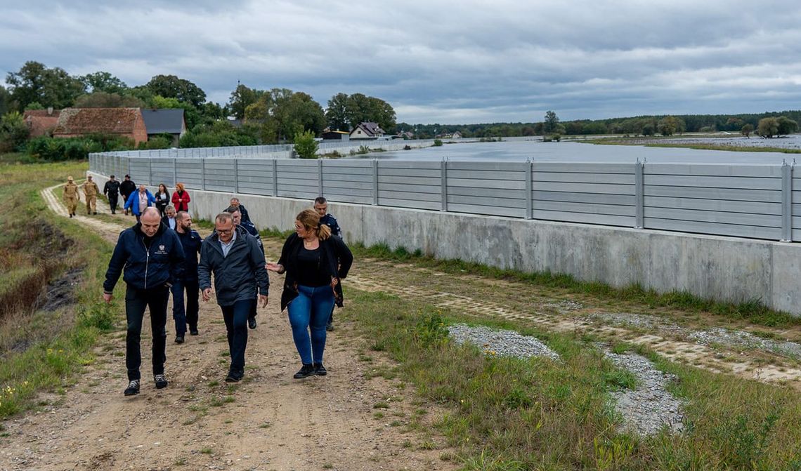 Czoło fali powodziowej dotarło do nas. Wojewoda monitorował stan zabezpieczeń [ZDJĘCIA]