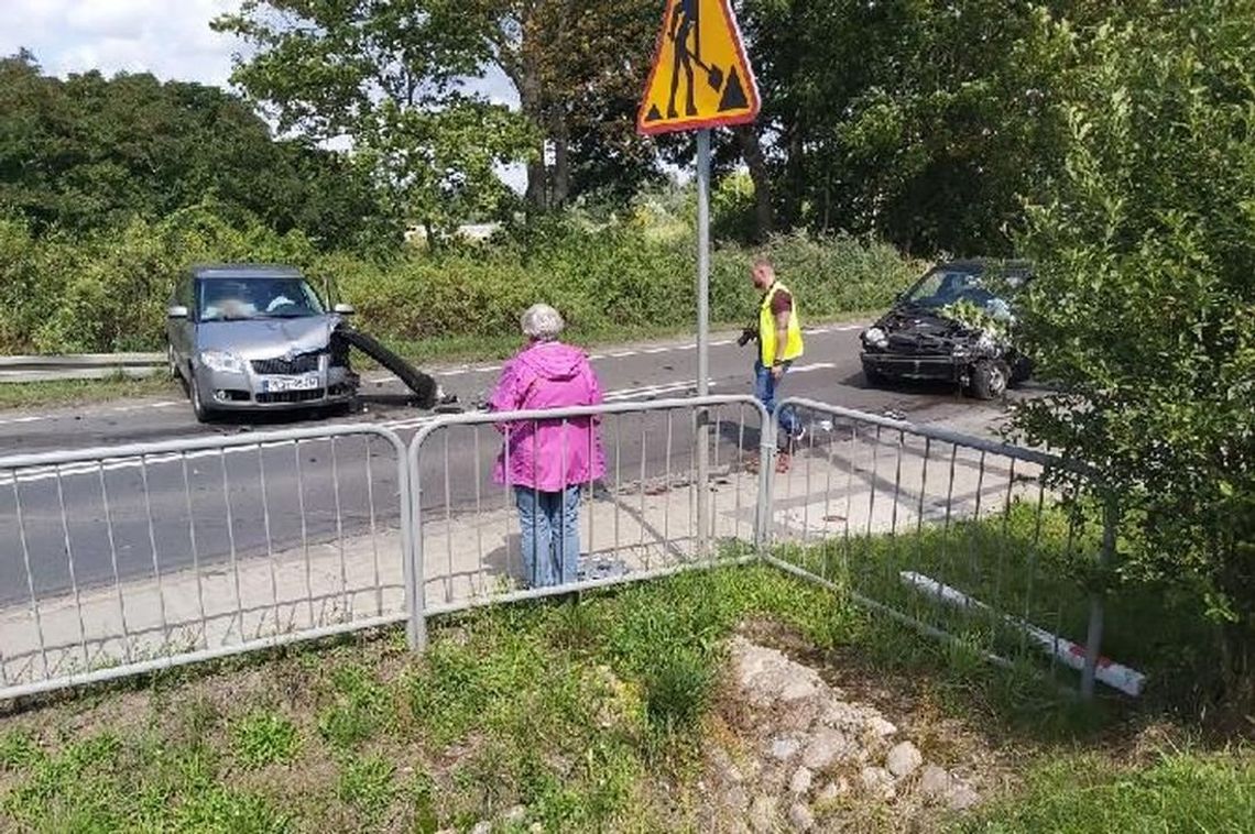 Czołowe zderzenie osobówek. Ranni transportowani do szpitala [FOTO]