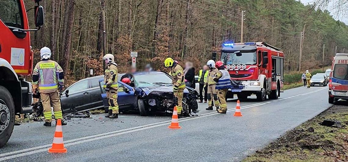 Czołowe zderzenie. Kobieta w szpitalu