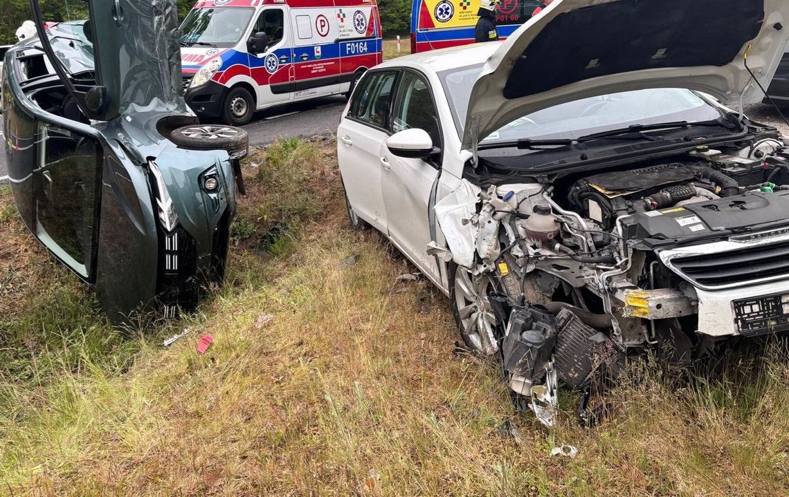Czołowe zderzenie na południu powiatu gryfińskiego. Chwila nieuwagi doprowadziła do wypadku