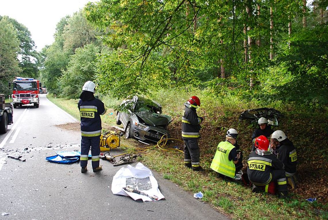 Czołówka mitsubishi z samochodem ciężarowym Czołówka mitsubishi z samochodem ciężarowym
