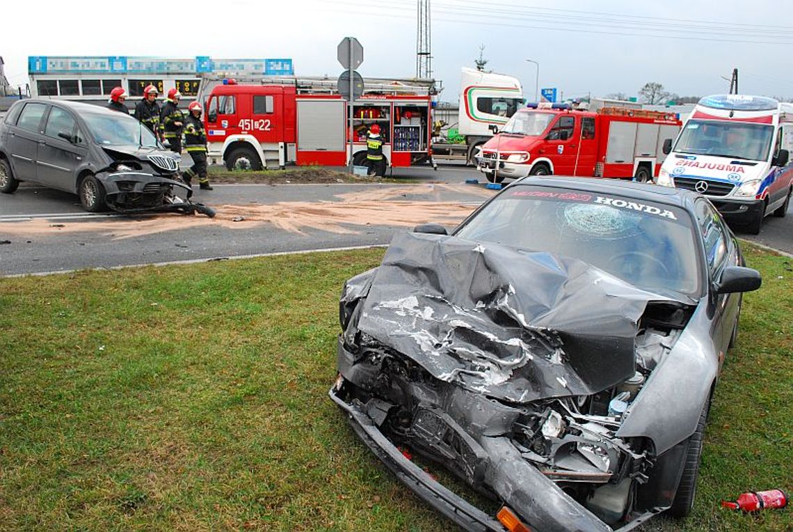 Czołówka na Łużyckiej. Dwoje rannych trafiło do szpitala Czołówka na Łużyckiej. Dwoje rannych trafiło do szpitala