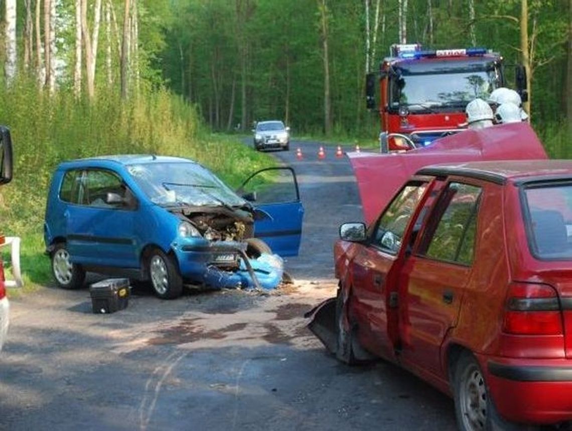 Czołówka osobówek. Dwoje rannych odtransportowanych śmigłowcem Czołówka osobówek. Dwoje rannych odtransportowanych śmigłowcem