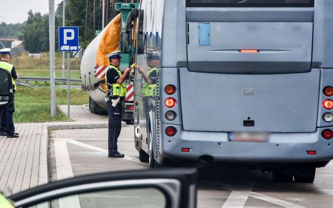 Czołowo wbił się pod autobus. Kierowca w szpitalu Czołowo wbił się pod autobus. Kierowca w szpitalu
