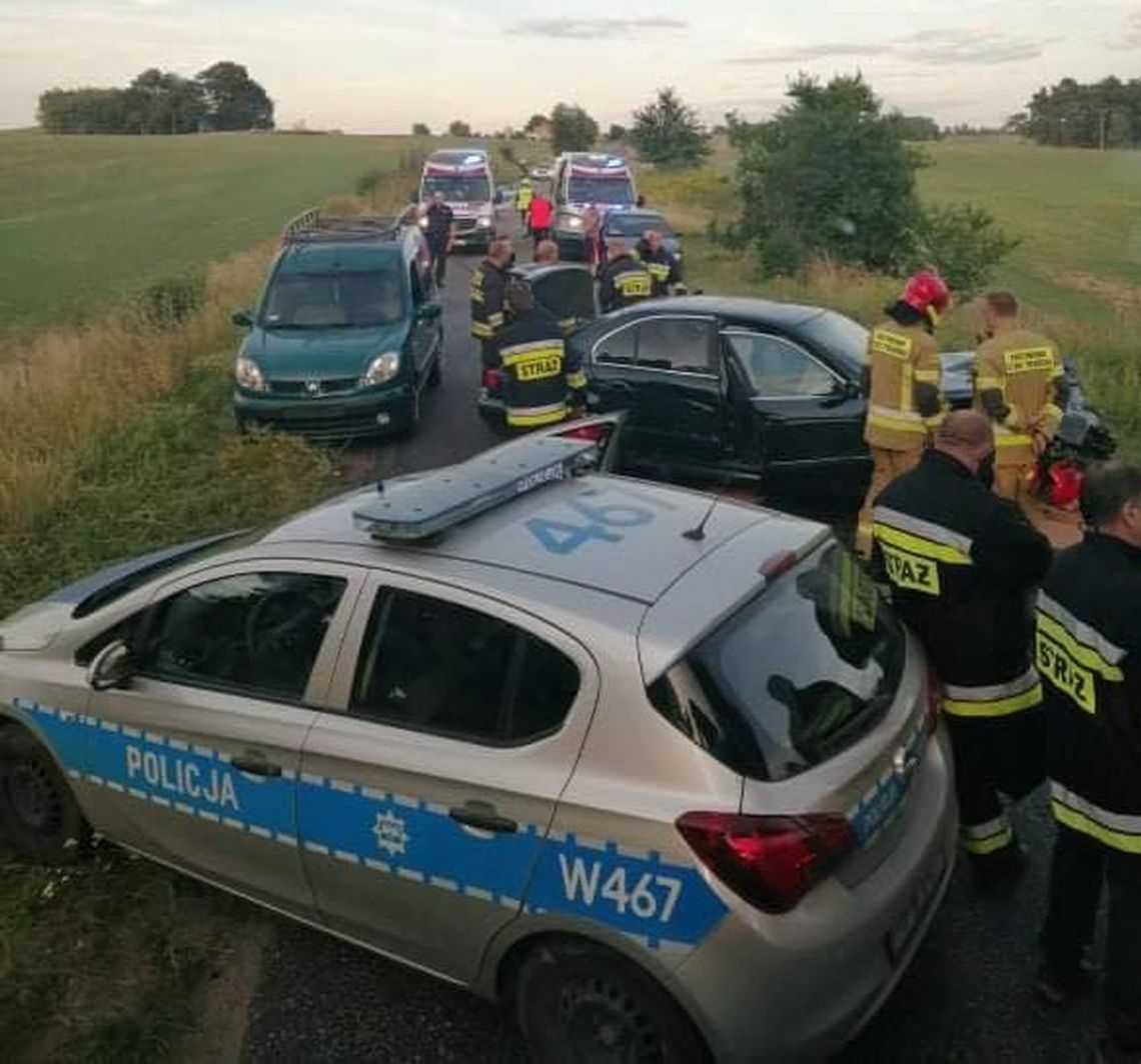 Czołowo zderzyły się samochody marki BMW. W wypadku aut są ranni Czołowo zderzyły się samochody marki BMW. W wypadku aut są ranni