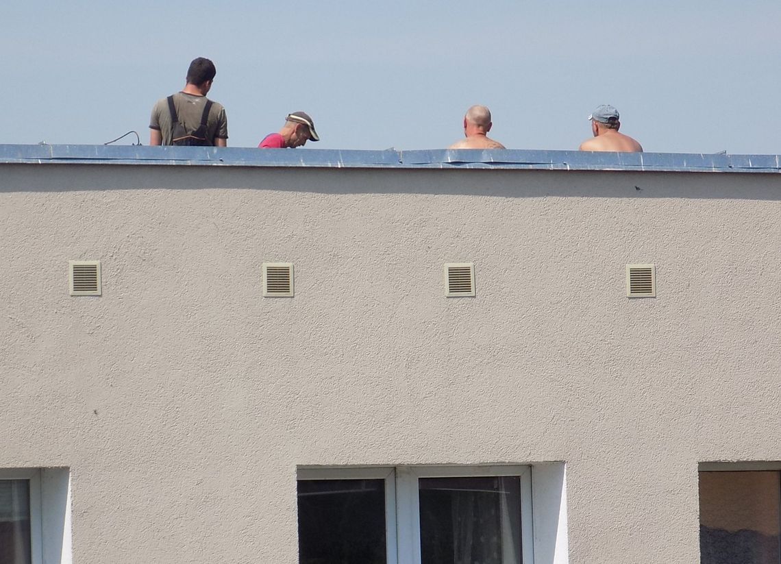 Czterech na dachu w upalne południe