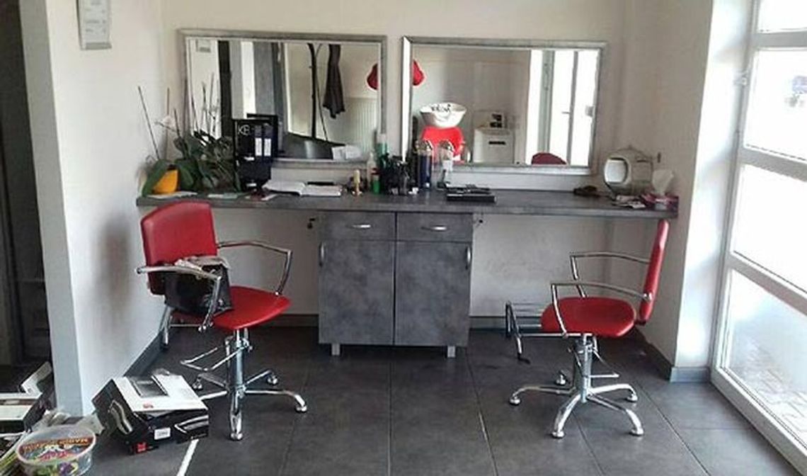 Cztery kary: fryzjer za strzyżenie, klienci za nieprzestrzeganie przepisów, właścicielka za otwarcie zakładu Cztery kary: fryzjer za strzyżenie, klienci za nieprzestrzeganie przepisów, właścicielka za otwarcie zakładu