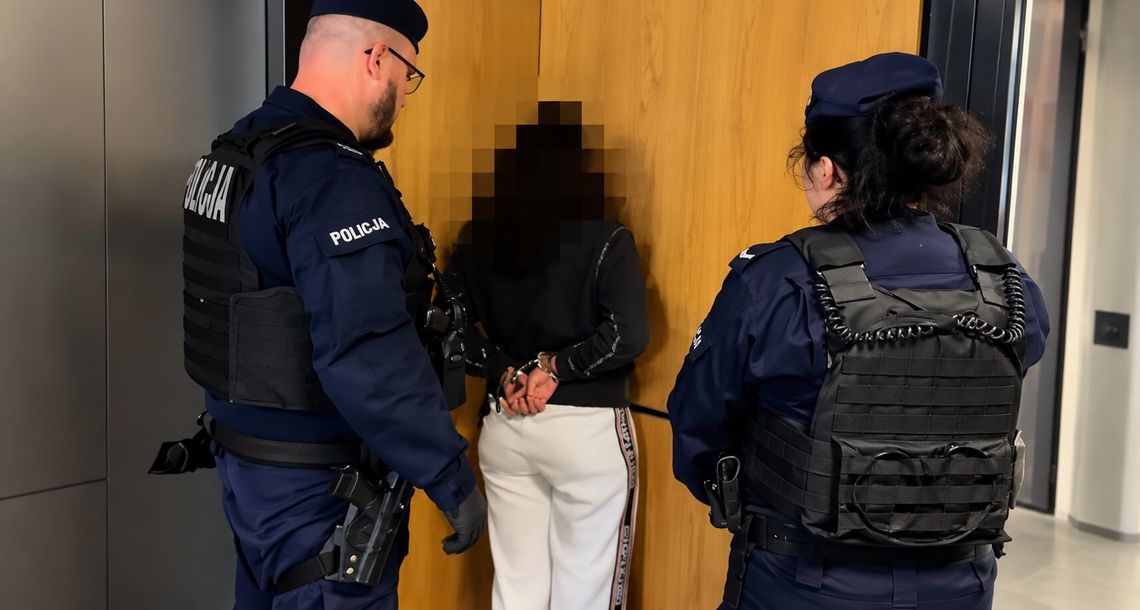 Policjanci zostają w szkołach. Policja zabezpieczyła noże, maczety i butelki z benzyną Policjanci zostają w szkołach. Policja zabezpieczyła noże, maczety i butelki z benzyną