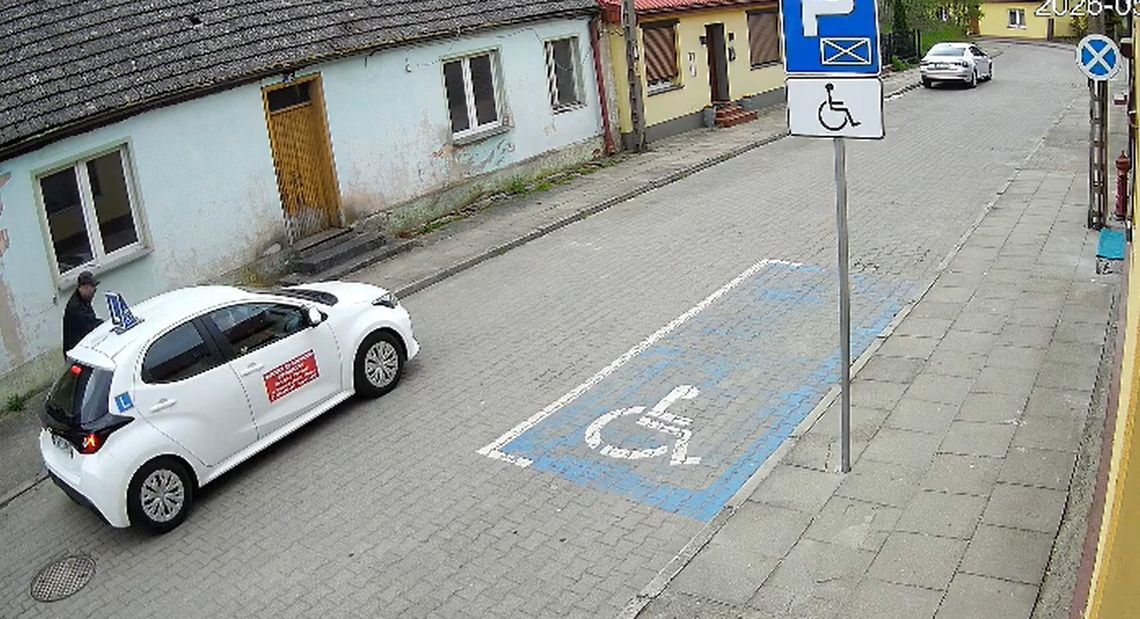 Czy auto nauki jazdy miało prawo parkować naprzeciwko koperty dla niepełnosprawnych?