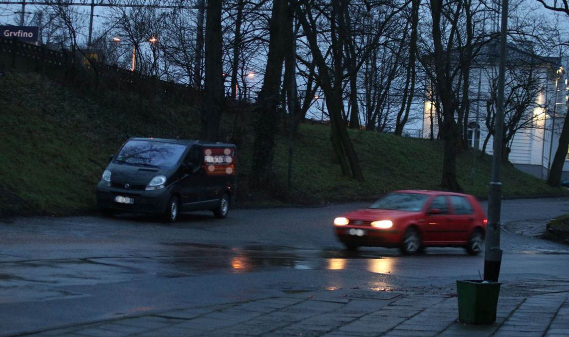 Czy radny może więcej? Samochód parkuje przed starostwem gdzie popadnie Czy radny może więcej? Samochód parkuje przed starostwem gdzie popadnie