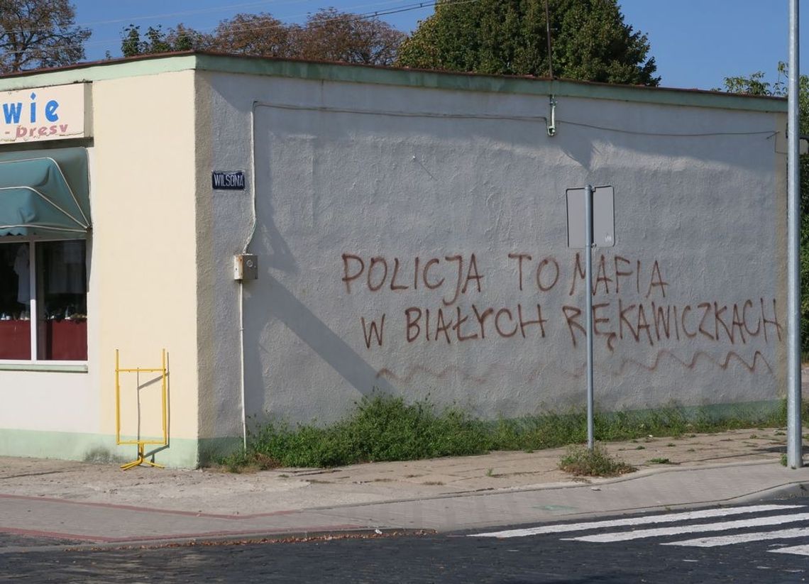 Czy to "drogowskaz" do komisariatu? Czy to "drogowskaz" do komisariatu?