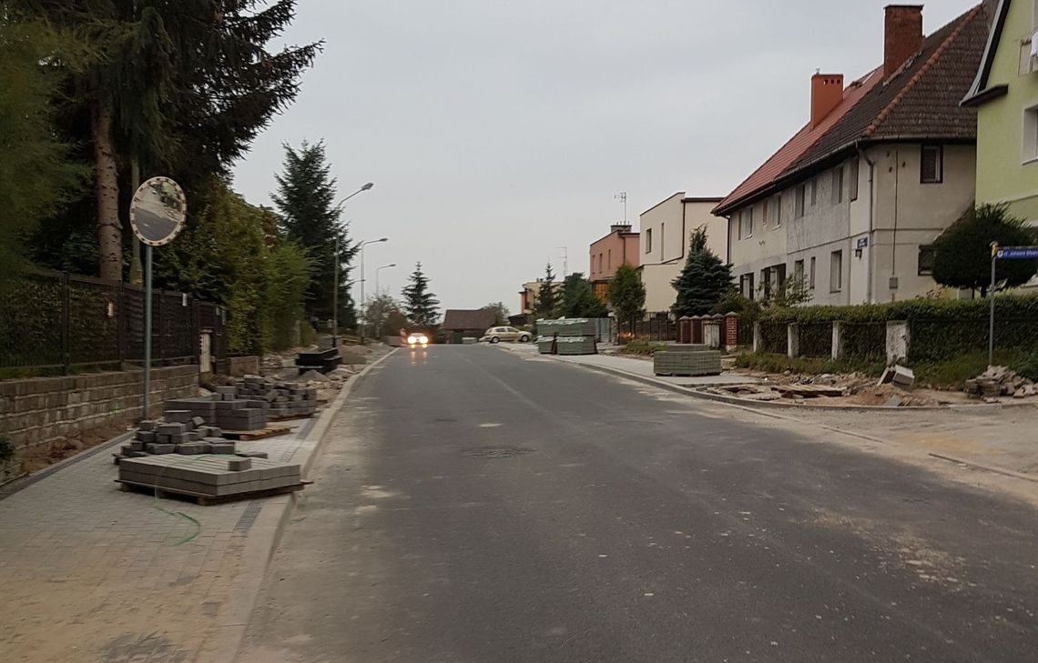 Czy w takim stanie ulica jest bezpieczna i powinna być otwarta? Pieszym grozi niebezpieczeństwo!