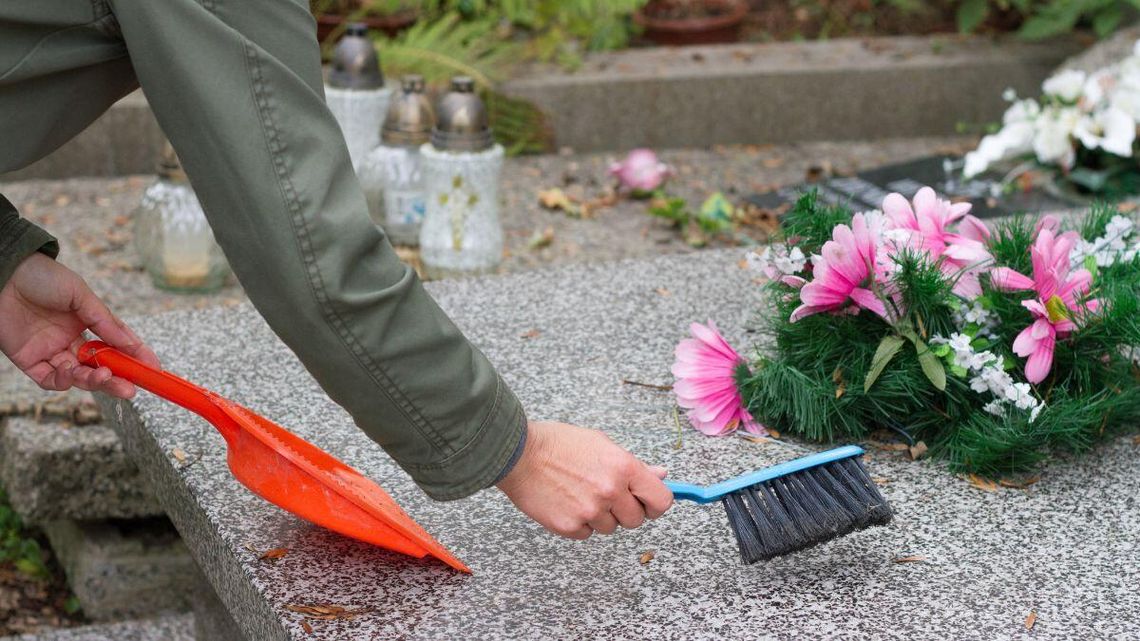 Czyszczą groby na zmówienie. Ile chcą za to pieniędzy?