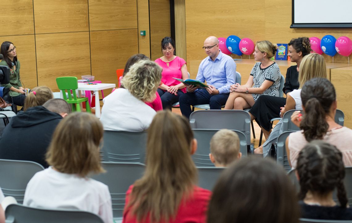 Czyta dzieciom książki w szpitalu Czyta dzieciom książki w szpitalu