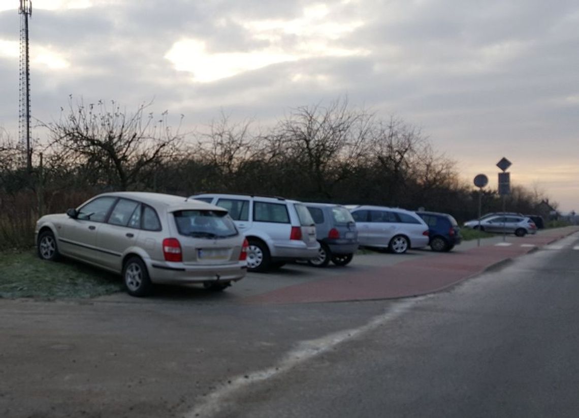 Czytelnik uchwycił mistrzów parkowania i pyta o straż miejską Czytelnik uchwycił mistrzów parkowania i pyta o straż miejską