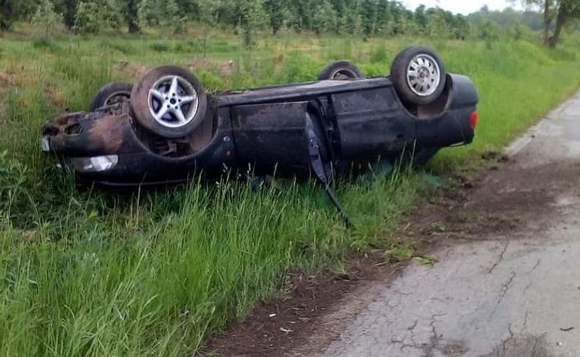 Dachował. Cztery osoby w szpitalu Dachował. Cztery osoby w szpitalu