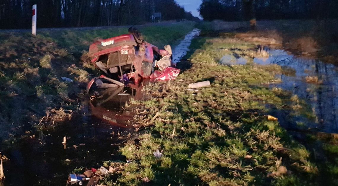 Dachował i wylądował w… bajorze. Miał pewną mroczną tajemnicę Dachował i wylądował w… bajorze. Miał pewną mroczną tajemnicę