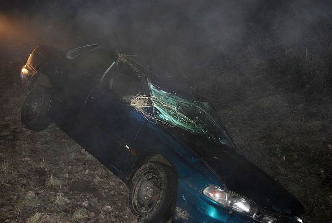 Dachował i znalazł się w rowie Dachował i znalazł się w rowie