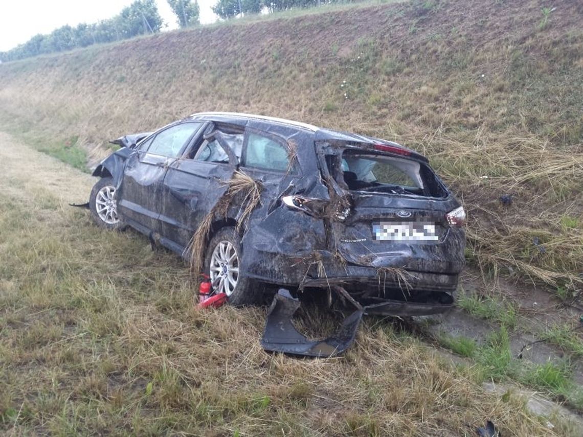 Dachował na śliskiej nawierzchni Dachował na śliskiej nawierzchni